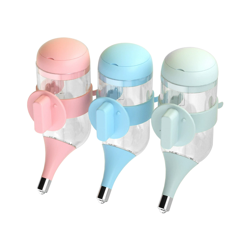 Cani et cattus pendens aqua potator